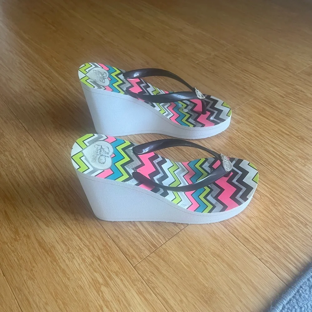 Bebe Chevron Flip Flops with Heart Detail - Picture 2 of 5